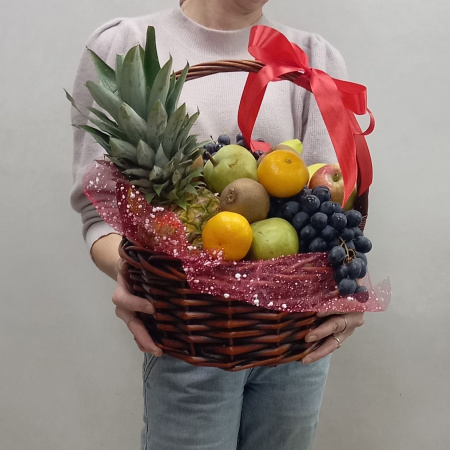 Подарочная корзина с фруктами