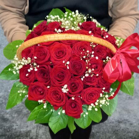 Сердце из красных роз в корзинке