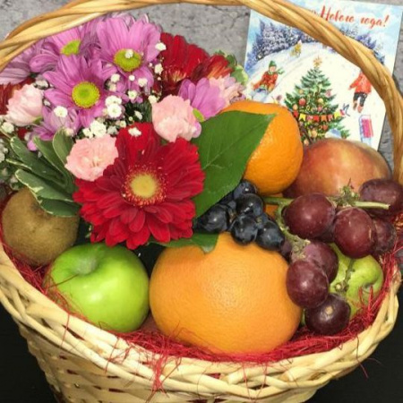 Корзина с цветами и фруктами на праздник
