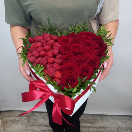 Сердце из роз и малины