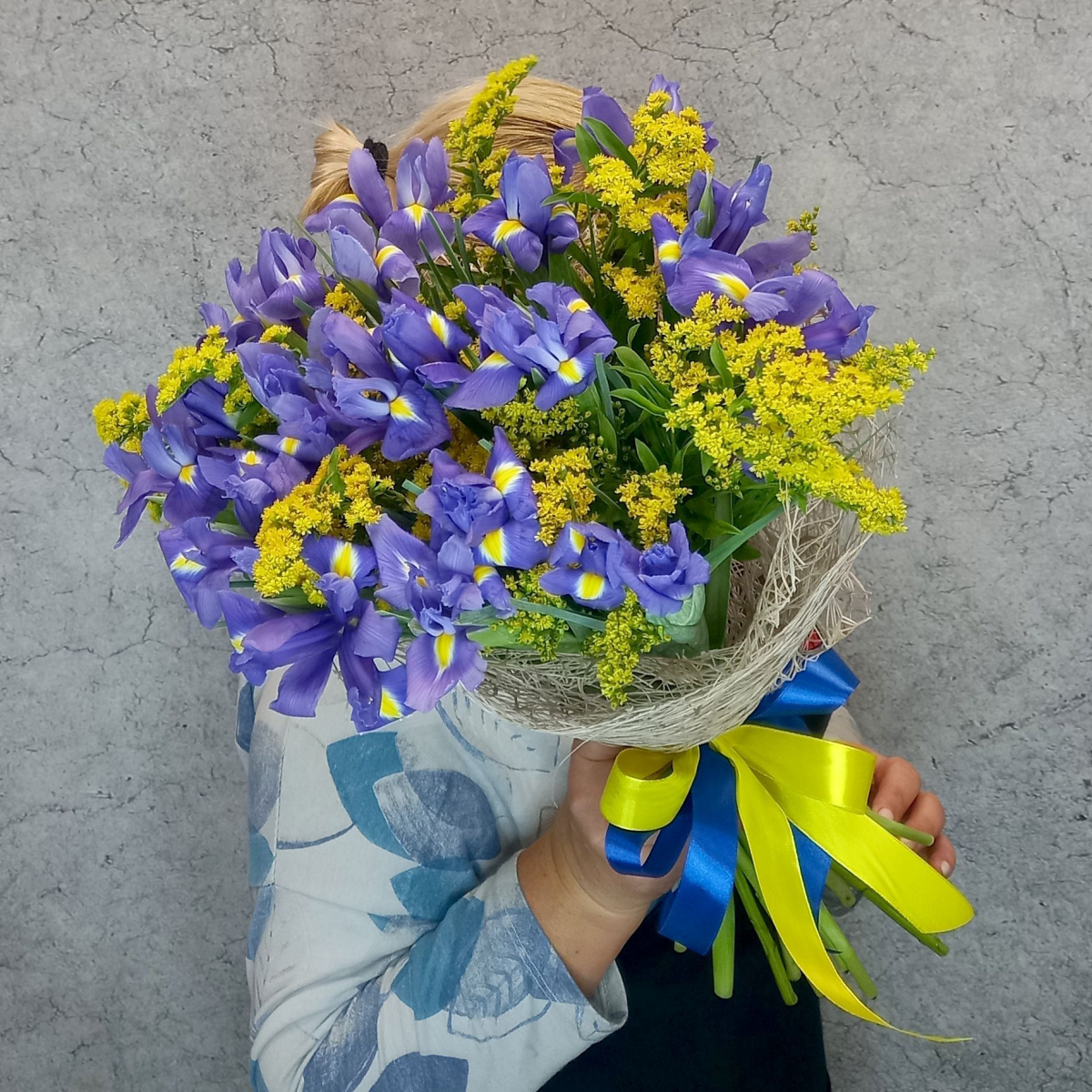 Букет из ирисов и солидаго