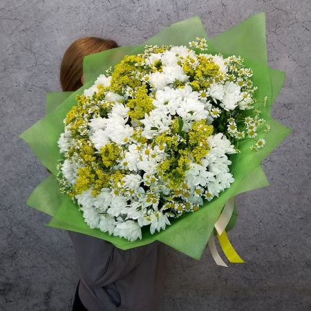 Букет из кустовых ромашек и белых хризантем