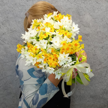 Букет из 51 кустового нарцисса