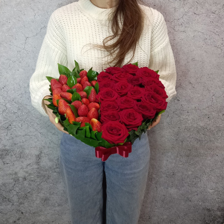 Сердце из роз и клубники