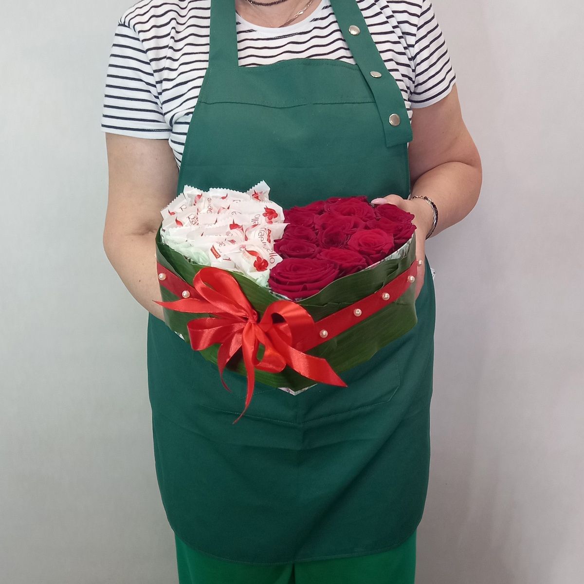 Сердце из роз и рафаэлло