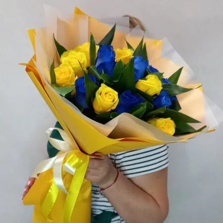 Букет из желтых и синих роз