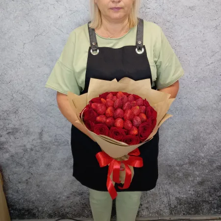 Букет из клубники и роз